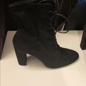 Tie up heeled boot